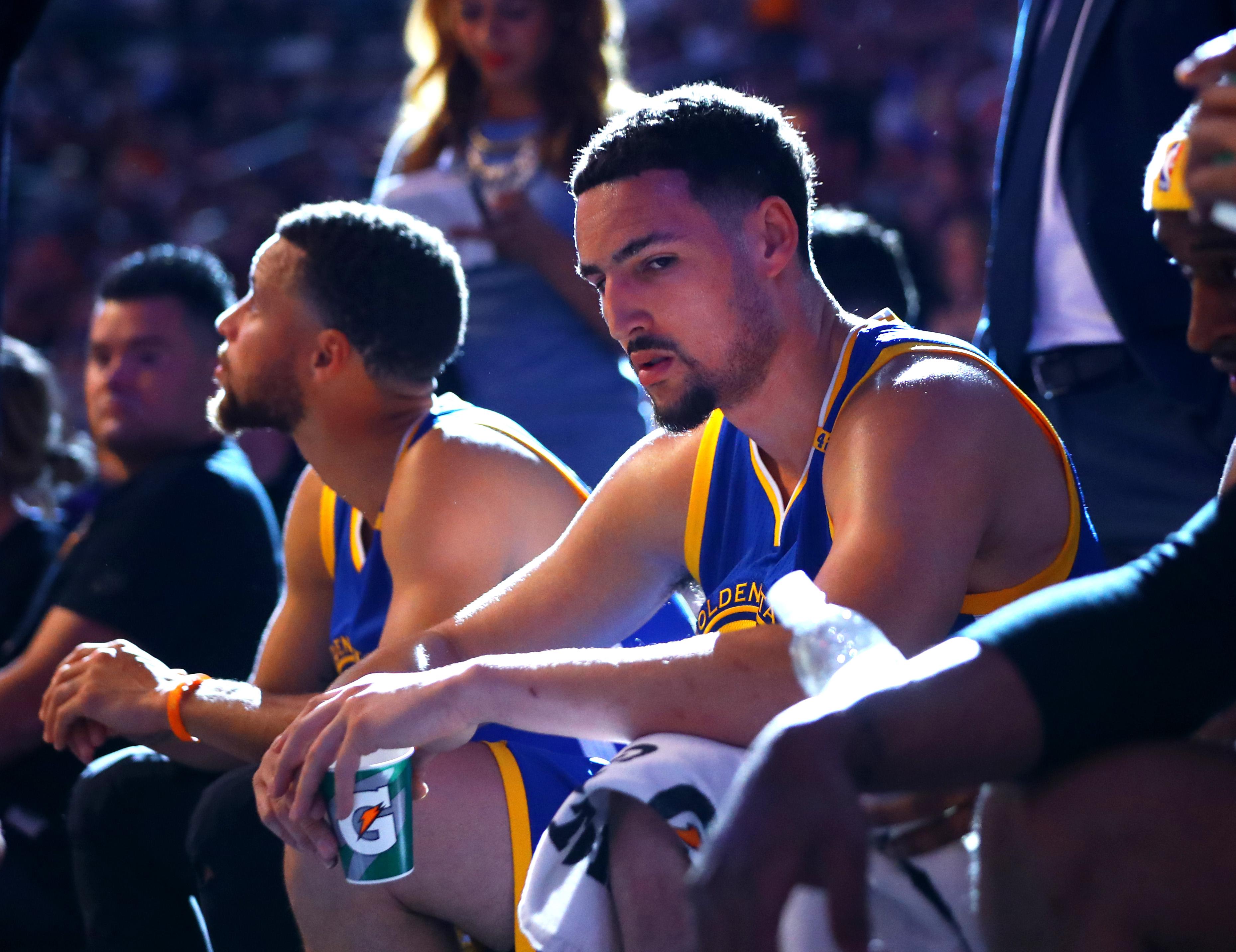 人生巅峰一幕！😂詹姆斯&东契奇目送吉迪超远三分绝杀