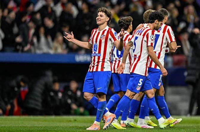 太阳报：麦克托米奈领意甲最佳球员奖，被女友透视着装抢风头